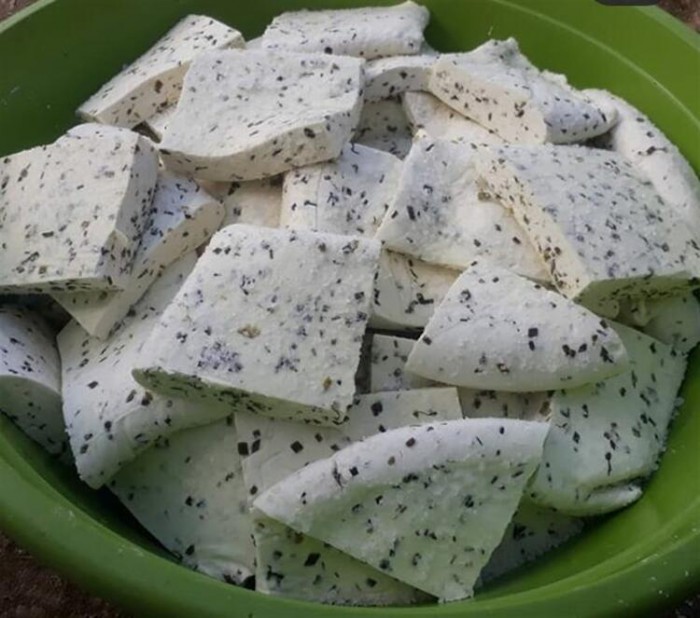 Turşu suyuyla mayalanıyor, soğuk sularda saklanıyor