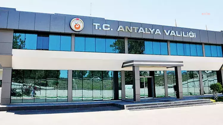 ANTALYA VALİLİĞİ: HAVADA ASILI KALAN 17 TELEFERİK KABİNİNDEKİ 134 VATANDAŞIMIZIN TAHLİYE ÇALIŞMALARI DEVAM EDİYOR